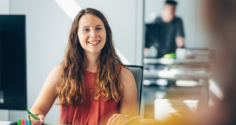 Praktikantin am Arbeitsplatz