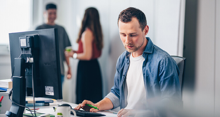 Praktikant am Arbeitsplatz