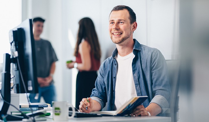 Praktikant am Arbeitsplatz