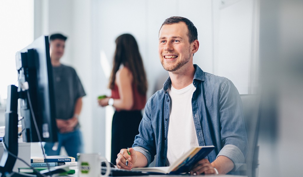 Praktikant am Arbeitsplatz