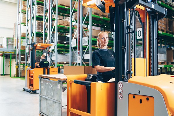 Logistik Mitarbeiterin