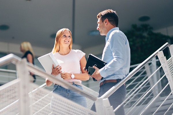 Mitarbeiterin im Gespräch