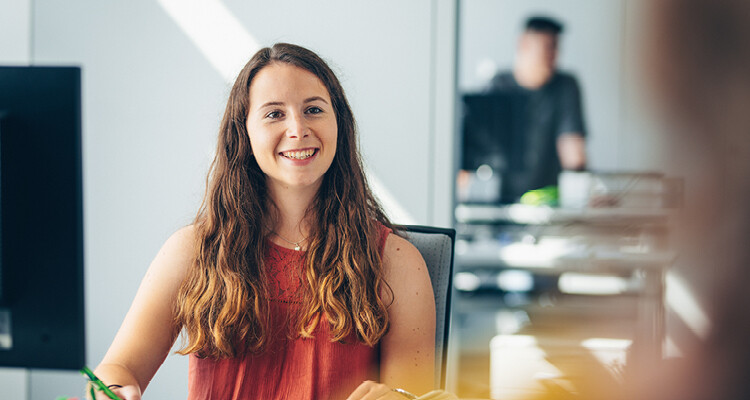 Werkstudentin am Arbeitsplatz