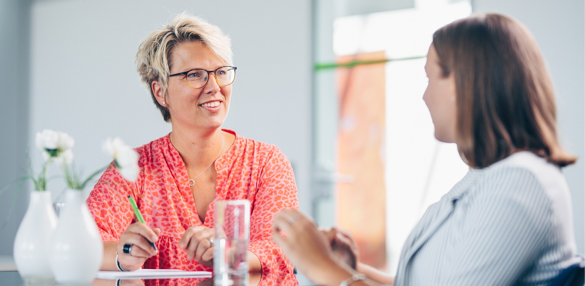 Personalmitarbeiterin im Bewerbungsgespräch