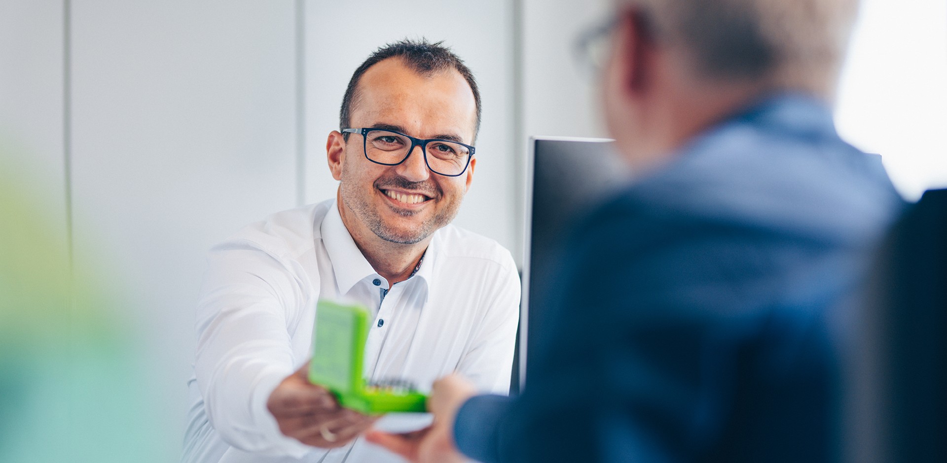 Produktmanager zeigt Produkt