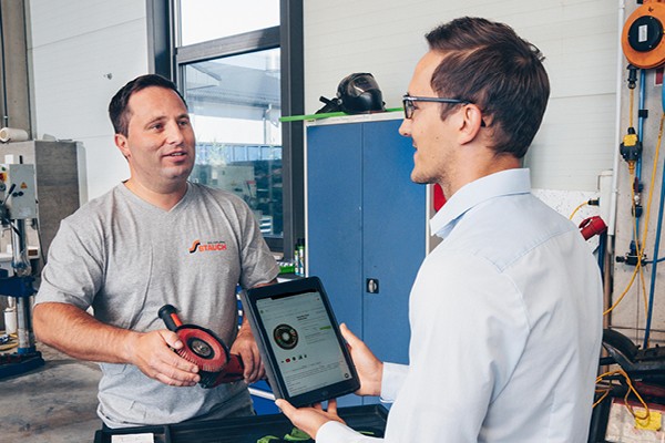 Außendienstmitarbeiter und Handwerkkunde